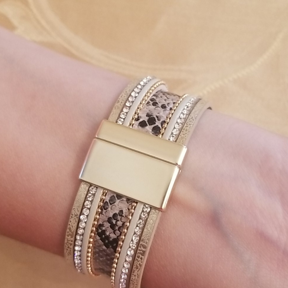 Animal print eye catching clasp bracelet. - Picture 2 of 2